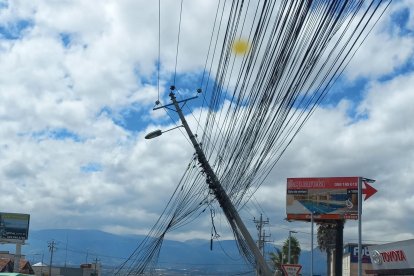 En Cumbayá, un camión se llevó la madeja de cables. Los ‘tallarines’ quedaron en la vía y los postes, de 

ambos lados, se 

quebraron.