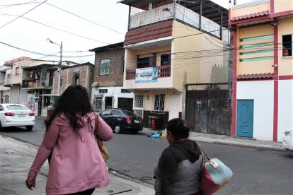 En esta casa de dos pisos funcionaba la clínica que la tarde de ayer fue clausurada.