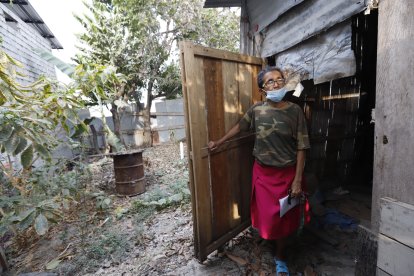 La esmeraldeña Benis Mantilla tiene su casita en el Paraíso de la Flor, su anhelo es levantar una con paredes de cemento y mudarse.