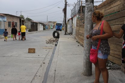 Una vela, en memoria de los dos jóvenes abatidos, seguía encendida durante la tarde del domingo. Esta estaba cubierta por un cajón de madera para evitar que se apague.