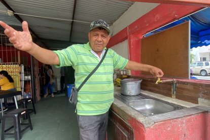 Ramón Ávila, a las 12:10 del miércoles 10 de agosto, seguía esperando que cayera agua de las llaves de su negocio.