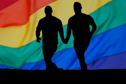 La pareja de dos hombres se encontraba caminando por un barrio del noroeste de la ciudad cuando un grupo de adolescentes se les acercó y les gritó.