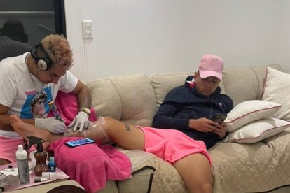 Jordy Alcívar (d) es uno de los fieles clientes que tiene el tatuador ecuatoriano Jean Carlos  Pintado.