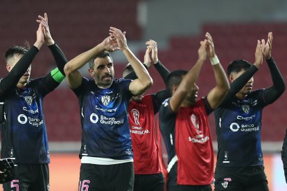 Jugadores de Independiente celebran la clasificación a semifinales de Copa Sudamericana.
