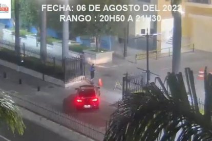 Video muestra a tres vehículos rojos sospechosos de violación en manada
