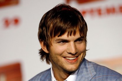 El actor Ashton Kutcher, a punto de perder la vista y el oído, por una 'vasculitis'