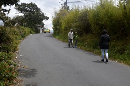 Los habitantes deben caminar por el asfalto y estar pendientes de los carros.