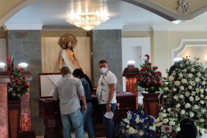 El cuerpo de Delgado fue retirado de la morgue entre aplausos y llevado al sitio donde se lo velaría.