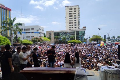 Miles de personas se dieron cita para despedir al periodista.