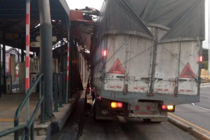 Camión destrozó una parada de la Metrovía.