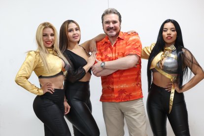 Las Bam Band, que lo acompañan en su promoción en Ecuador, son bailarinas locales.