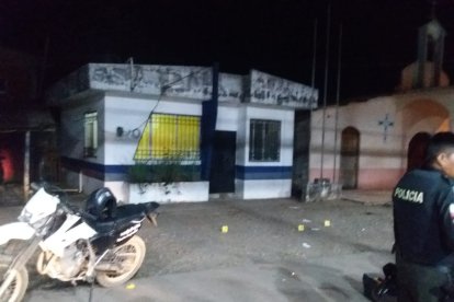 La UPC del recinto El Volante fue baleada con los policías dentro.