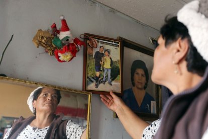 Fabiola Puetate mira la foto de Yadira junto a su hijo.