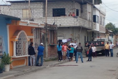 La víctima, quien vestía pantalón gris con camiseta blanca de mangas concho de vino, quedó con los brazos abiertos.