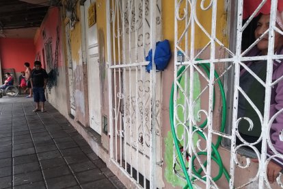 Las víctimas jugaban en el portal de este inmueble. Vecinos están asustados.