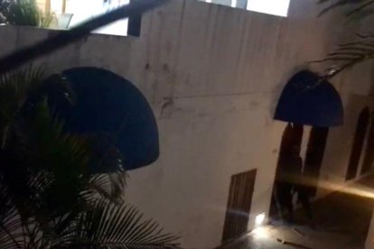 En un video se registró el momento en el que los delincuentes rompen la puerta.