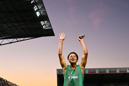 El ecuatoriano Anthony Valencia celebró con los hinchas de  Royal Antwerp.
