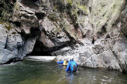 Bomberos y miembros del Grupo de Operaciones Especiales lo buscaron en las inmediaciones donde hallaron el carro