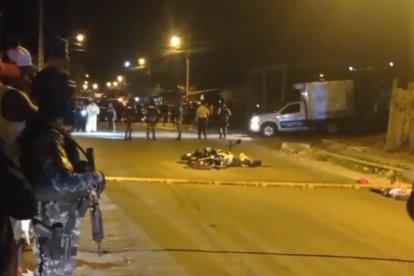 Uno de los cuerpos quedó en media calle, debajo de una motocicleta.