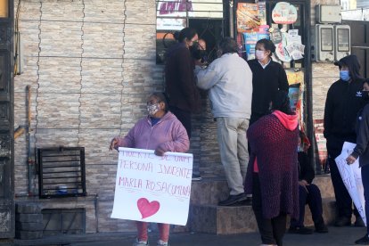 Vecinos acudieron al sitio donde María Comina murió atropellada.