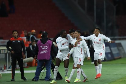 Los universitarios van ganando (1-0) en el Rodrigo Paz
