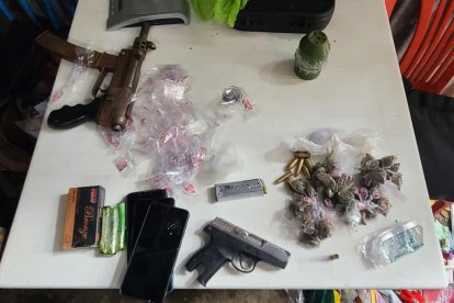 Una pistola y una subametralladora fueron encontradas durante este allanamiento en el Puerto Principal.