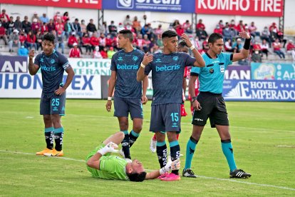 Durante el duelo ante Técnico Universitario, el golero Gonzalo Valle sufrió una molestia en su rodilla.