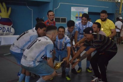 Toda la alegría del Club Guayas al quedarse con el primer lugar en varones. Trofeo y medallas para los campeones.