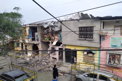 Destrucción de viviendas, cinco muertos y veinte heridos fue el saldo de la explosión en la calle que suele ser empleada como bailadero.