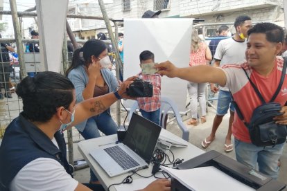 El gobernador del Guayas, Lorenzo Calvas, llegó al sitio y pidió que no se hagan cobros. Sin embargo, su pedido no fue acogido por completo.