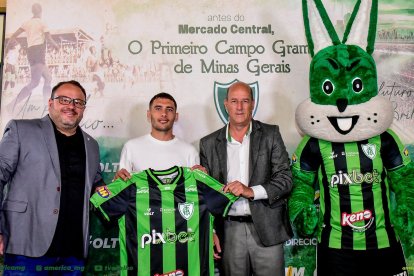 Emmanuel Martínez fue presentado como nuevo jugador del América Mineiro de Brasil.