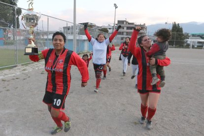 Lidia Mera, con el trofeo en mano, lideró el festejo de las chicas de Balacop como las Supercampeonas.