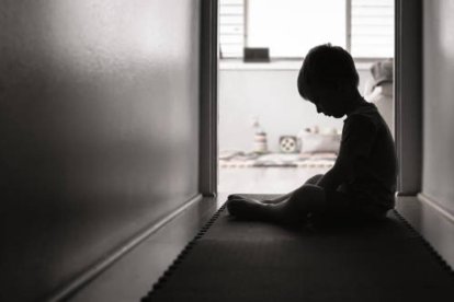 Se suspenden las clases presenciales en una escuela fiscal por violación de un niño