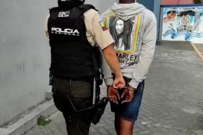 Una servidora policial neutralizó a un hombre que portaba un arma de fuego