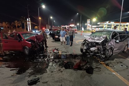En el carro gris se movilizaba Denise, su conductor se dio a la fuga. Ella murió por diversos politraumatismos en su cuerpo.