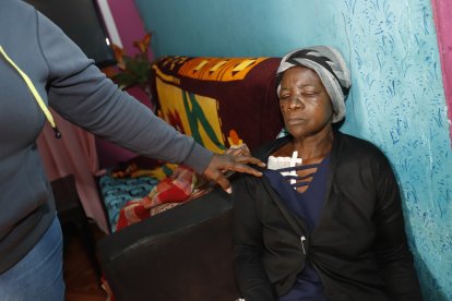 La madre de Roxana, una de las fallecidas en la explosión, también quedó afectada.