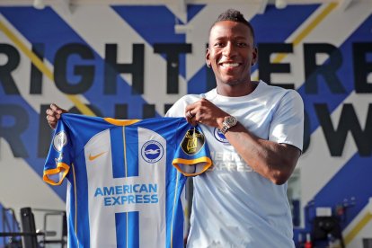Pervis Estupiñán y su nueva camiseta la del Brighton & Hove Albion.
