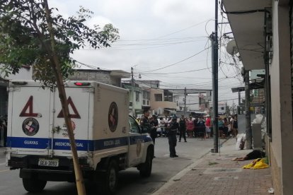 La víctima quedó tendida sobre un parterre. Los lugareños contaron que oyeron al menos seis detonaciones de arma de fuego.