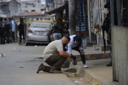 Los especialistas buscaban rastros para establecer qué explosivos se utilizaron en el atentado que dejó cinco fallecidos y más de veinte heridos.