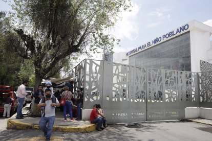 En el Hospital del Niño Poblano reciben atención unos niños.