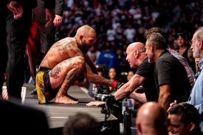 Chito Vera conversando con el presidente de la UFC, Dana White, luego de vencer a Dominick Cruz.