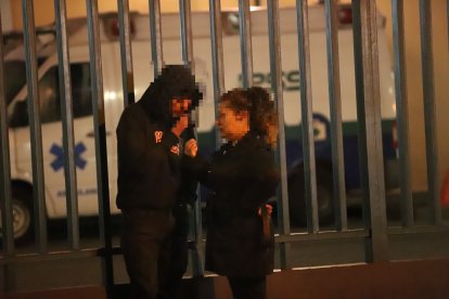 Familiares de la víctima no podían creer lo sucedido. Esperaban noticias afuera de la casa de salud.