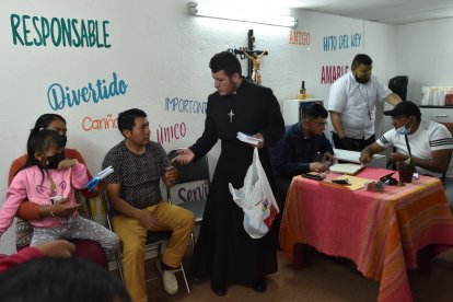 Jesús Noé, en su calidad de diácono, puede impartir sacramentos como el  bautismo y el matrimonio.