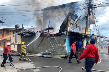 Incendio destruye la segunda planta de una casa en Esmeraldas