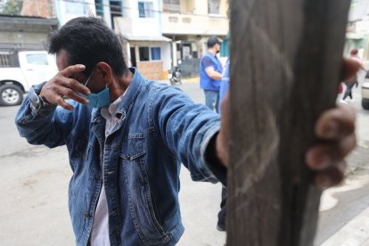 Agustín Panchana llora al recordar las últimas palabras del menor de sus hijos, quien le pedía ayuda.