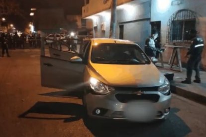 El estallido ocasionó daños en una casa y un vehículo. Para lograr la captura, hubo persecución.