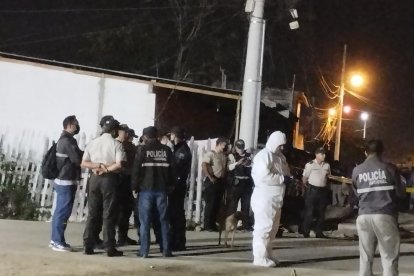 Elementos de criminalística acudieron al lugar para recoger indicios balísticos.