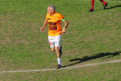 Robert Carmona juega en el Club Social y Deportivo Hacele Un Gol A La Vida, que disputa el Torneo Divisional D de Uruguay.