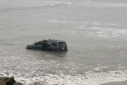 De acuerdo con los testigos del peculiar hecho, ciudadanos en aparente estado etílico ocupaban el vehículo de alta gama.