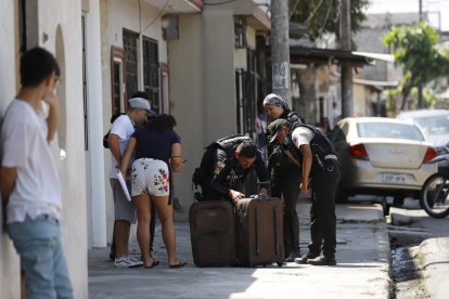 Los agentes analizaban el contenido de la maleta.